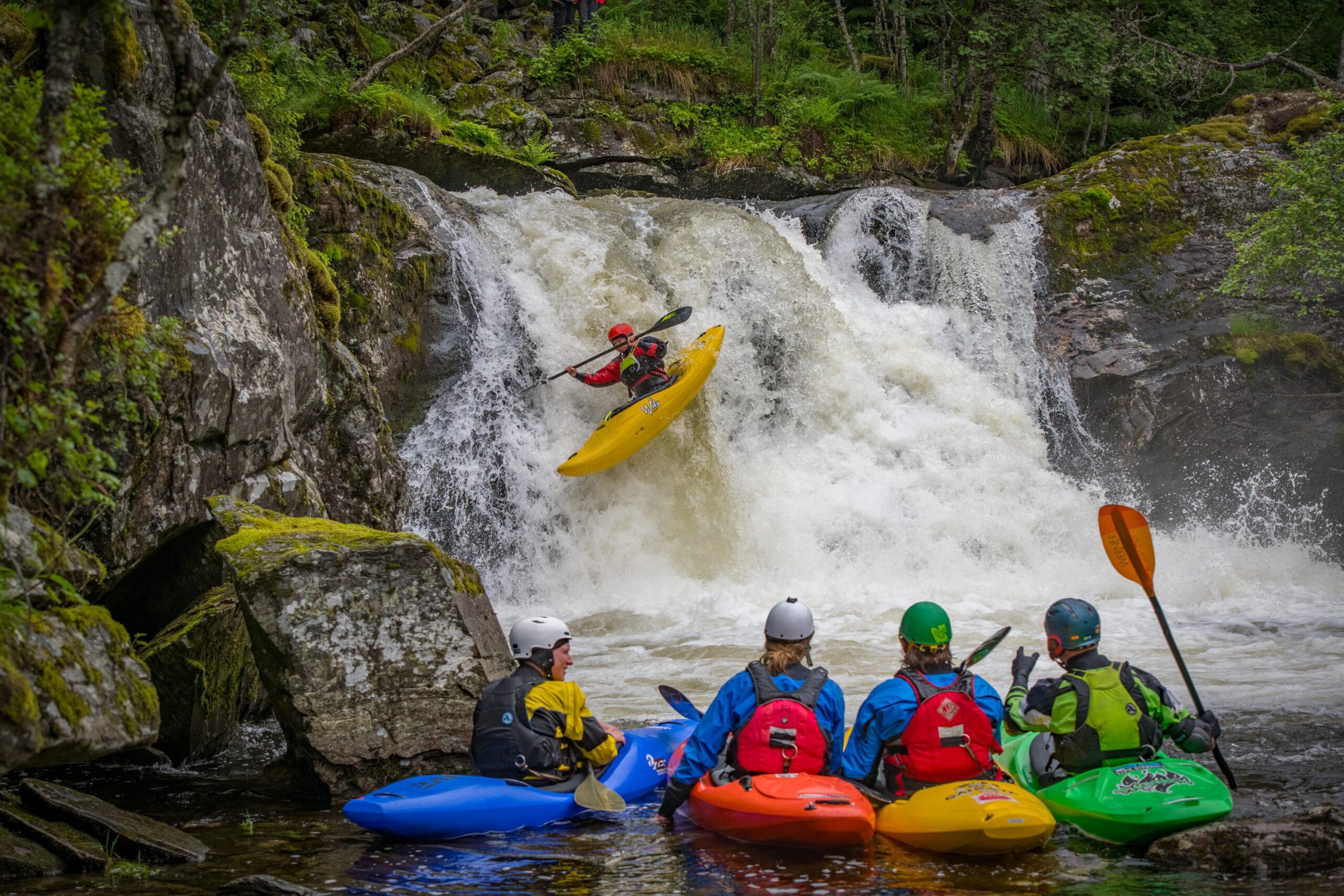Top Whitewater Kayaking Rivers: Guide to Thrilling Adventures