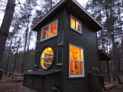 Cozy Forest Cabin for 2 - Nature Shower with Hot Water - Wi-Fi - Heating -20 mins Mikisew Provincial Park - 3 mins to Forest Lake