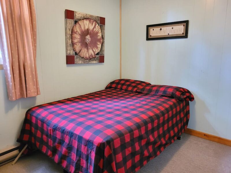 Aspen Cabin: Lakefront Hideaway Resort - 3 bedroom