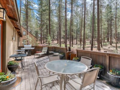 Rustic bungalow in the heart of Sunriver, perks